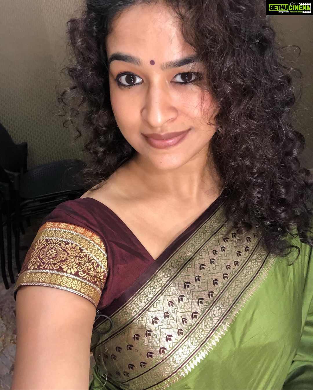 Misha Ghoshal Instagram - My mom wore this saree about 32yrs back for her wedding reception and now m wearing it ❤️ she says, wat is hers is mine 🥰 Simplicity is an art ☀️ #saris #goodmorning #goodvibes #happyweekend 🥰
