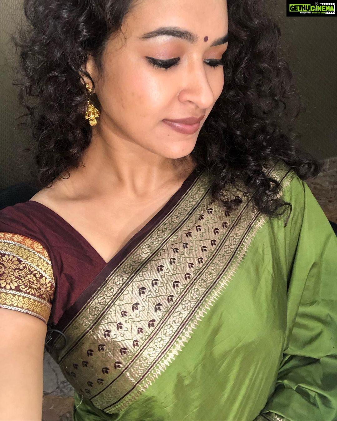 Misha Ghoshal Instagram - My mom wore this saree about 32yrs back for her wedding reception and now m wearing it ❤️ she says, wat is hers is mine 🥰 Simplicity is an art ☀️ #saris #goodmorning #goodvibes #happyweekend 🥰