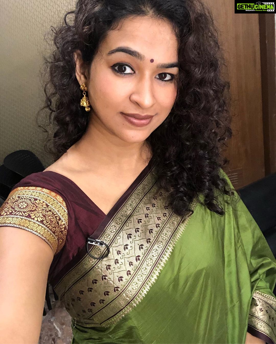 Misha Ghoshal Instagram - My mom wore this saree about 32yrs back for her wedding reception and now m wearing it ❤️ she says, wat is hers is mine 🥰 Simplicity is an art ☀️ #saris #goodmorning #goodvibes #happyweekend 🥰