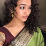 Misha Ghoshal Instagram - My mom wore this saree about 32yrs back for her wedding reception and now m wearing it ❤️ she says, wat is hers is mine 🥰 Simplicity is an art ☀️ #saris #goodmorning #goodvibes #happyweekend 🥰
