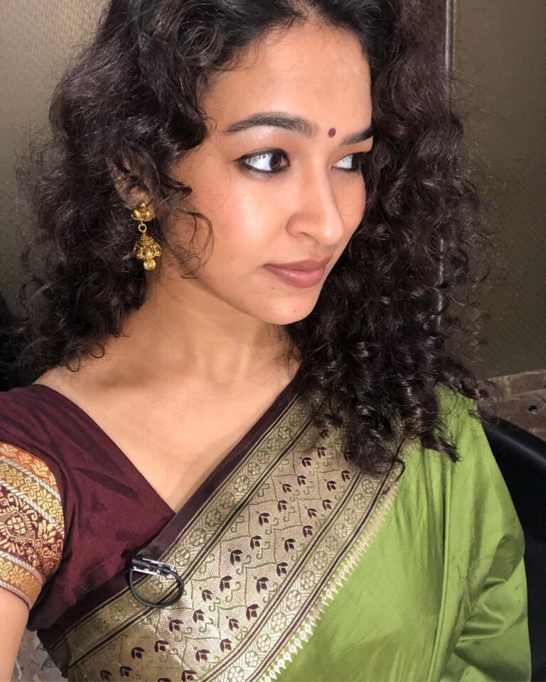 Misha Ghoshal Instagram - My mom wore this saree about 32yrs back for her wedding reception and now m wearing it ❤️ she says, wat is hers is mine 🥰 Simplicity is an art ☀️ #saris #goodmorning #goodvibes #happyweekend 🥰