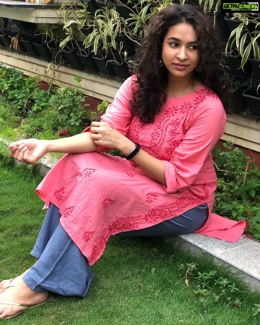Misha Ghoshal Instagram - Lost in between space and paradise 😇 #pink #chikankurti #nature #happyme