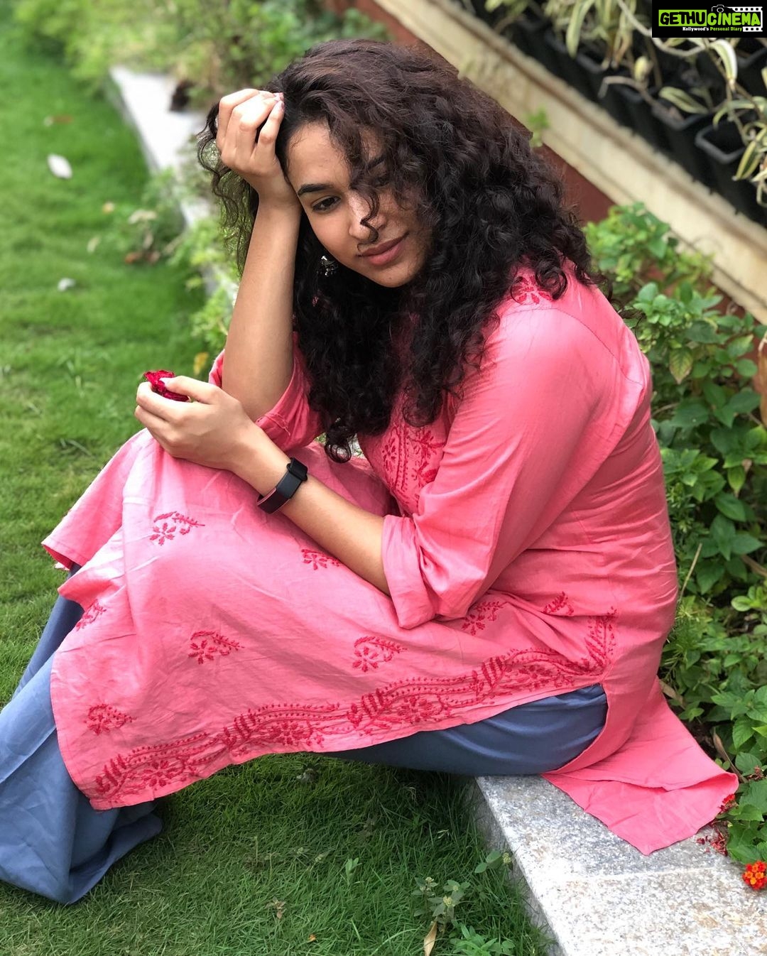 Misha Ghoshal Instagram - Lost in between space and paradise 😇 #pink #chikankurti #nature #happyme