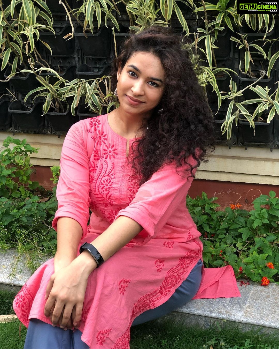 Misha Ghoshal Instagram - Lost in between space and paradise 😇 #pink #chikankurti #nature #happyme
