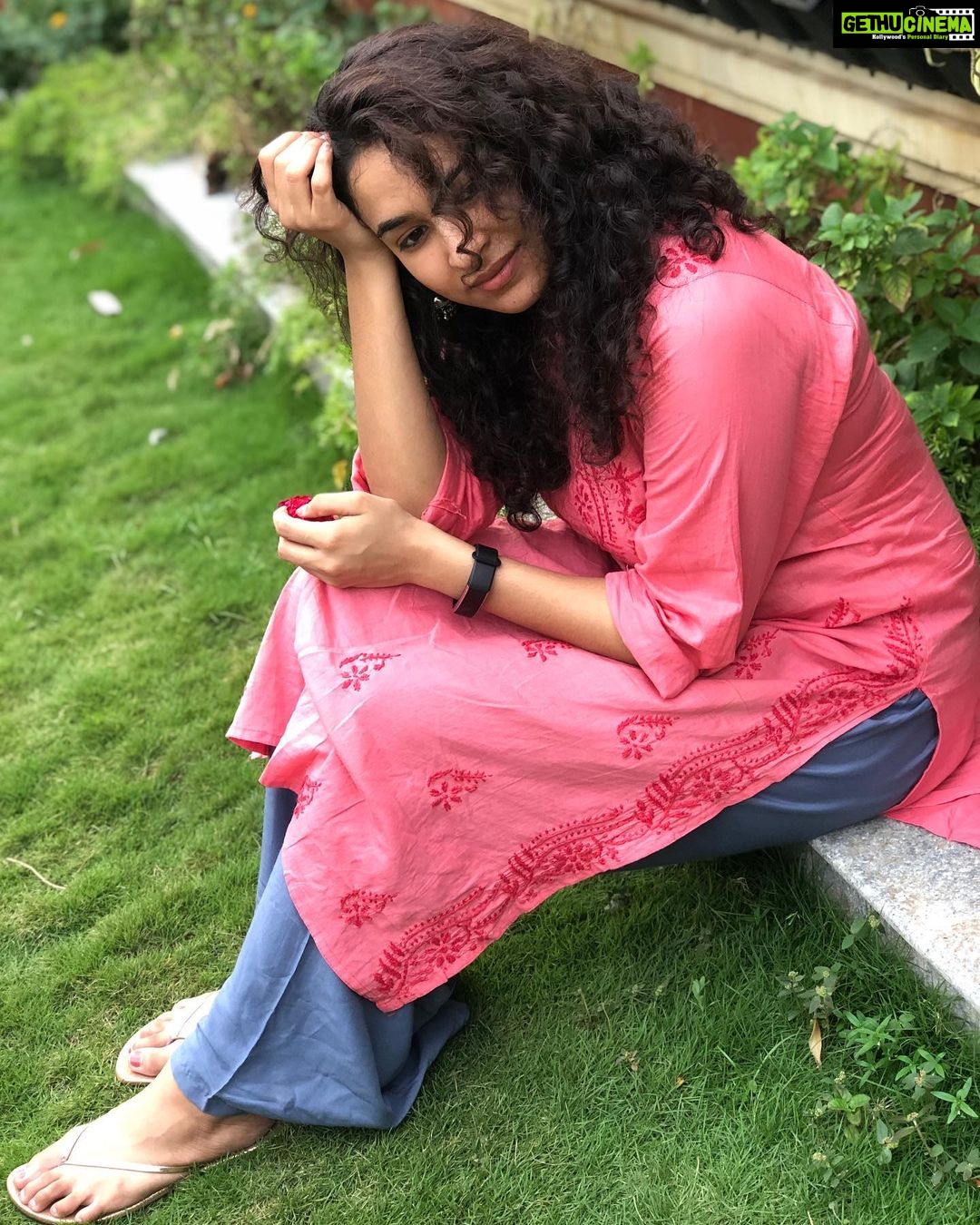 Misha Ghoshal Instagram - Lost in between space and paradise 😇 #pink #chikankurti #nature #happyme