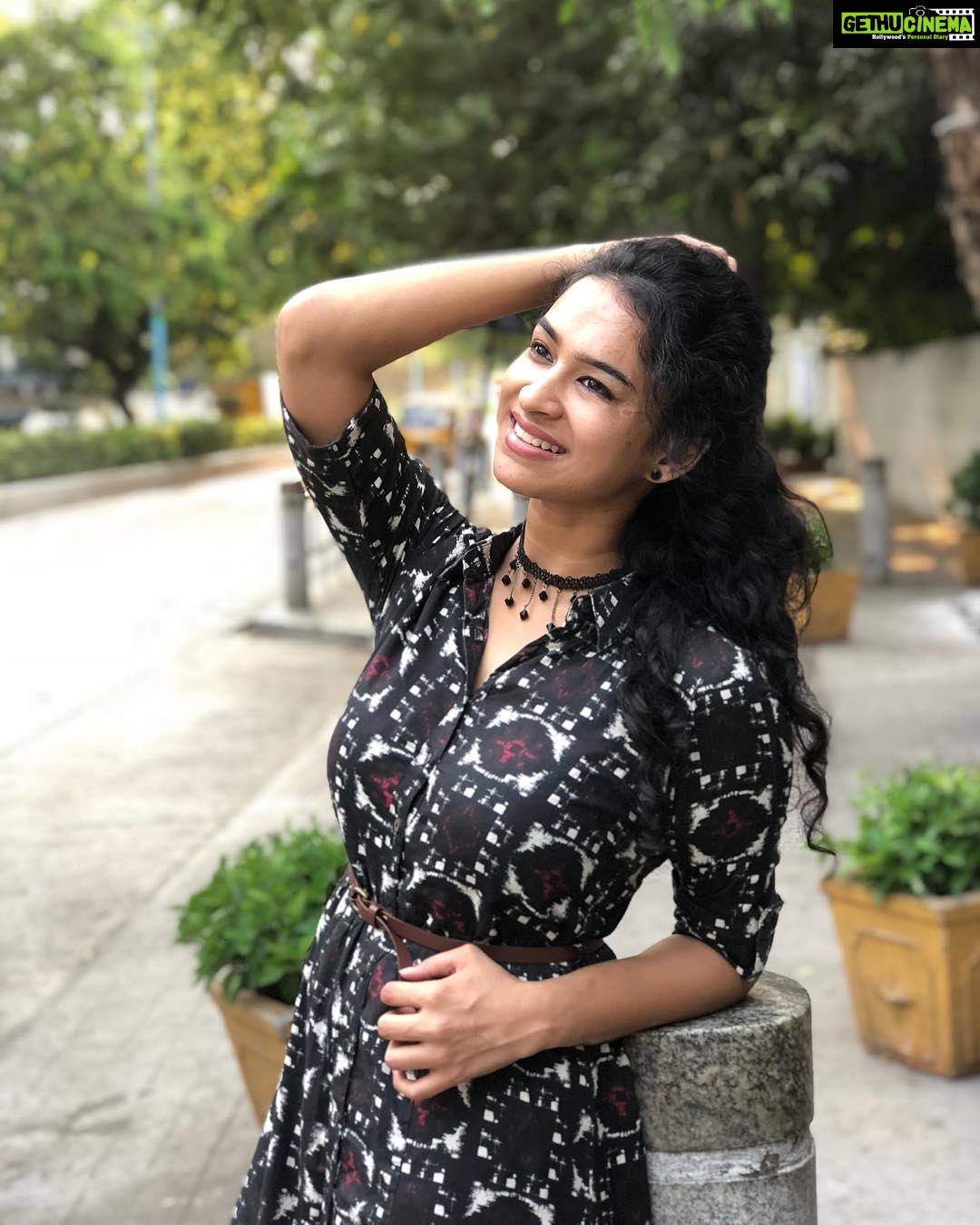 Misha Ghoshal Instagram - When u r just too happy with ur new phone nd decide to do a photo shoot thinking u now own a DSLR πππ #iphone8plus #photoshoot #happiness #nostoppingmenow #photographerfrn πβ€οΈ @nagoor_photography