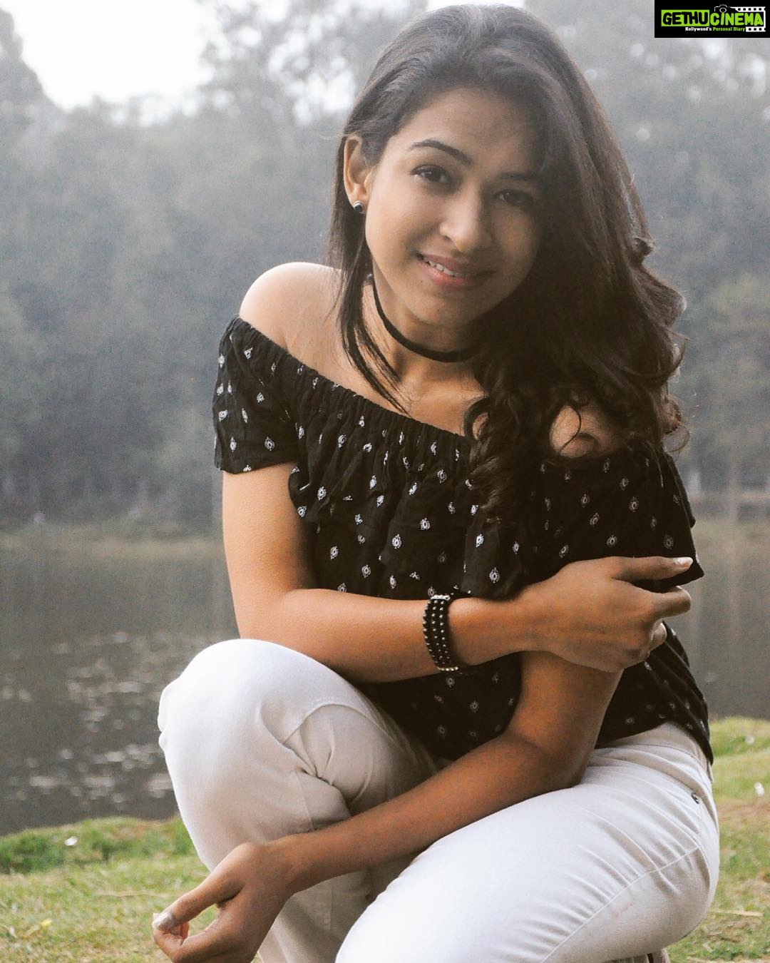 Misha Ghoshal Instagram - Be happy with wat u Hav or b sad bout wat u don’t? It’s high time v stop complaining nd cherish this beautiful life v Hav 😁