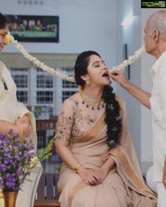 Miya George Instagram - Madhuramvaypu 🥰
Saree from @labelmdesigners
MUA : @jobridalmakeupstudio
Jewellery: @sangeetha916gold
Photography: @studio360byplanj