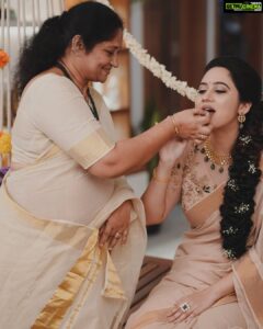 Miya George Instagram - Madhuramvaypu 🥰
Saree from @labelmdesigners
MUA : @jobridalmakeupstudio
Jewellery: @sangeetha916gold
Photography: @studio360byplanj