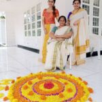 Miya George Instagram - Whole fmly together for Onam celebration.. Happiest onam wishes to each one of u ❤