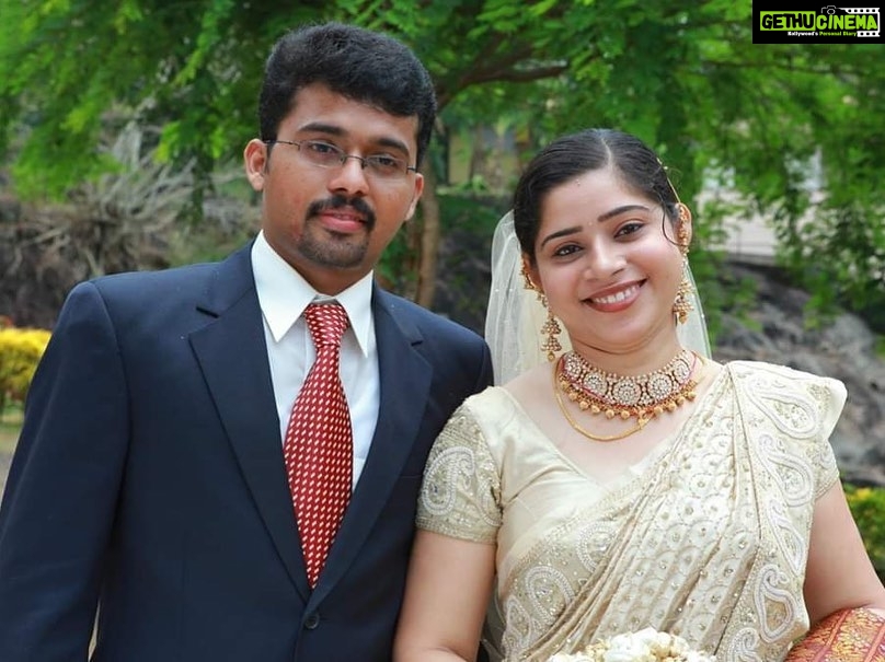 Miya George Instagram - A decade of love & togetherness. These pics are perfect for the 10 yr challenge. I cudnt find much changes though 🤷♀️ Many more decades to come 💏 Happiest wedding anniversary my darlings ❤️ #Sis&BrotherInLawCelebratesAnniversary#