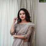 Miya George Instagram - If u r running out of tym to attend a reception or a party I highly recommend this particular saree coz it hardly takes 5 mins to wear. I promise ✋ Thank u Anu & Reshma @labelmdesigners for this fabulous saree Makeup: Sudha sudhakar Thank u pranavRaj for the click 🤗