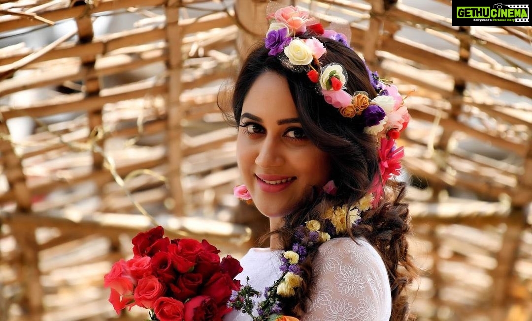 Miya George Instagram - May this year 2020 be ur best with more colours ,success , achievements , happiness , adventures, friendships, magic etc. wishing Best of the best to all my frnds Happy 2020 🥳🥳🥰✌️😍