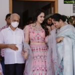 Miya George Instagram - Family ❤ Onion pink shimmery lehenga frm @labelmdesigners Decor nd events : @labelmsignatureweddings_ Photography: @studio360byplanj Makeup: @unnips Hair : @femy_antony_makeup_artist