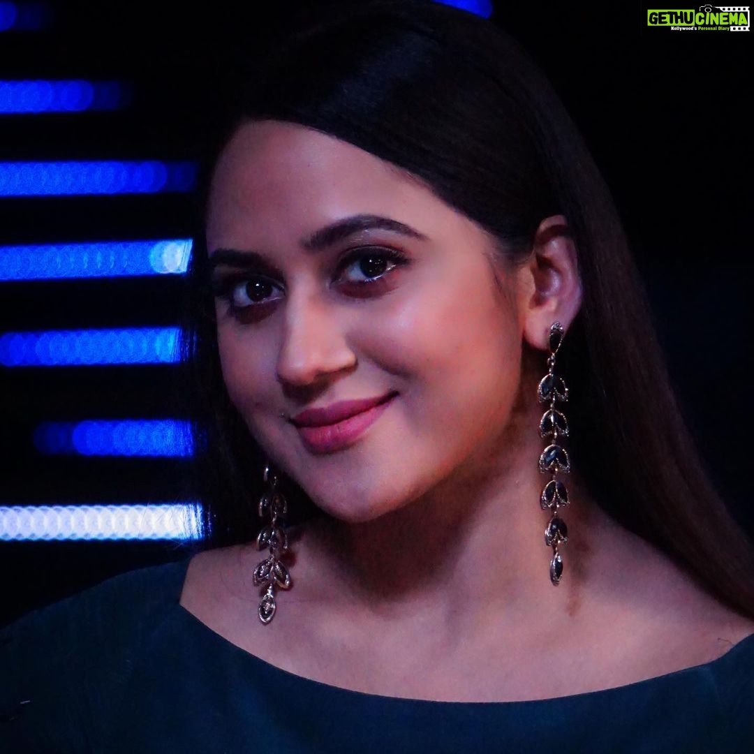 Miya George Instagram - We the SURYAJODI NO 1 team are really excited about today’s episode. Don’t miss this fun & entertaining episode of Suryajodi No 1 in Surya Tv at 9 pm Costume courtesy: @labelmdesigners Makeup nd hair : Sudha sudhakar Pic courtesy: Dany