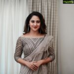 Miya George Instagram - If u r running out of tym to attend a reception or a party I highly recommend this particular saree coz it hardly takes 5 mins to wear. I promise ✋ Thank u Anu & Reshma @labelmdesigners for this fabulous saree Makeup: Sudha sudhakar Thank u pranavRaj for the click 🤗