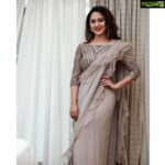 Miya George Instagram - If u r running out of tym to attend a reception or a party I highly recommend this particular saree coz it hardly takes 5 mins to wear. I promise ✋ Thank u Anu & Reshma @labelmdesigners for this fabulous saree Makeup: Sudha sudhakar Thank u pranavRaj for the click 🤗