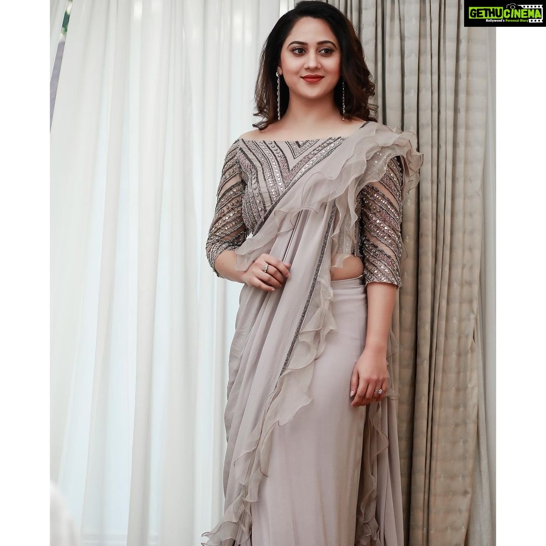 Miya George Instagram - If u r running out of tym to attend a reception or a party I highly recommend this particular saree coz it hardly takes 5 mins to wear. I promise β Thank u Anu & Reshma @labelmdesigners for this fabulous saree Makeup: Sudha sudhakar Thank u pranavRaj for the click π€