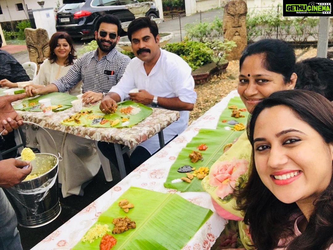 Miya George Instagram - Having onasadya @ Driving License location with Rajuchettan , Supriya chechi, Suraj ettan nd the whole teamπ Look at my moms face π it was her idea to take a pic from this angle π€·ββοΈπ