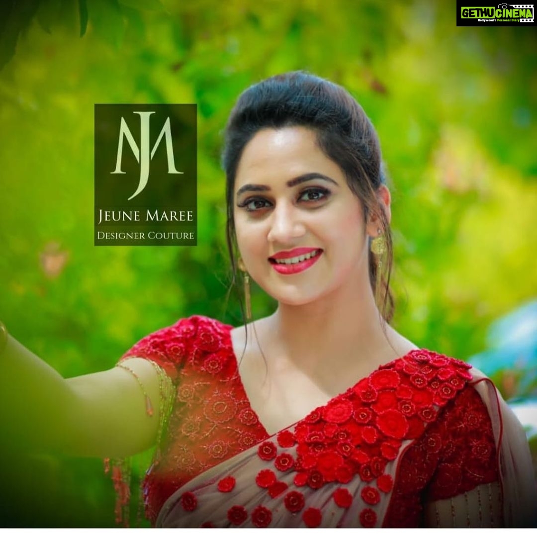 Miya George Instagram - In love with this beautiful saree❤️ Impressive detailing on blouse nd saree with red flowers nd beads works. Costume courtesy: @jeunemaree Pic courtesy: Umesh P Nair 3 leaf Mazhavil Manorama D5 Junior