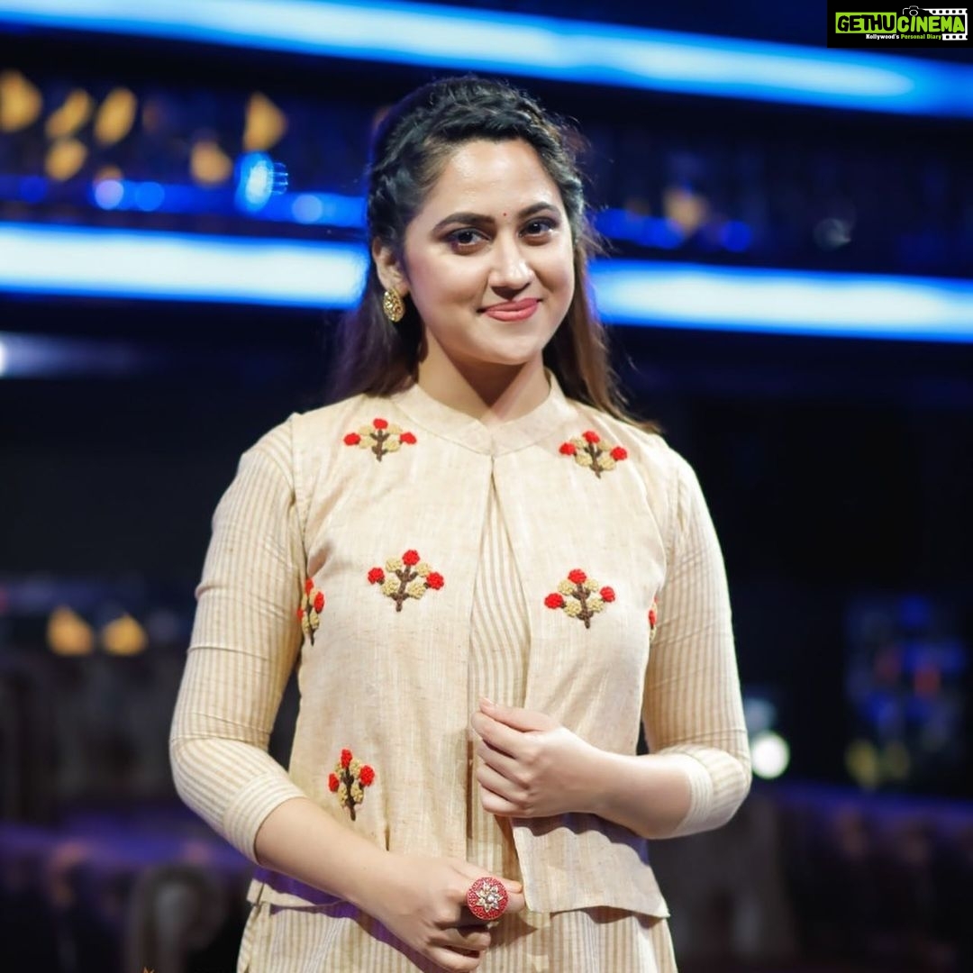 Miya George Instagram - Hope u all liked our today’s episode of D5 Junior. Thanks Madonna Sebastian for the love 💕 Costume courtesy: Naira Pic courtesy: @umeshpnair