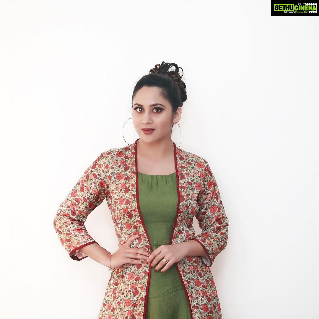 Miya George Instagram - Let it be.. I m gonna face it anyway 😎 #Sunday #thoughts #lyf #positivity Costume courtesy: @jeunemaree Makeup : Sudha Sudhakar Pic courtesy: @pranavraaaj Bro 🤗