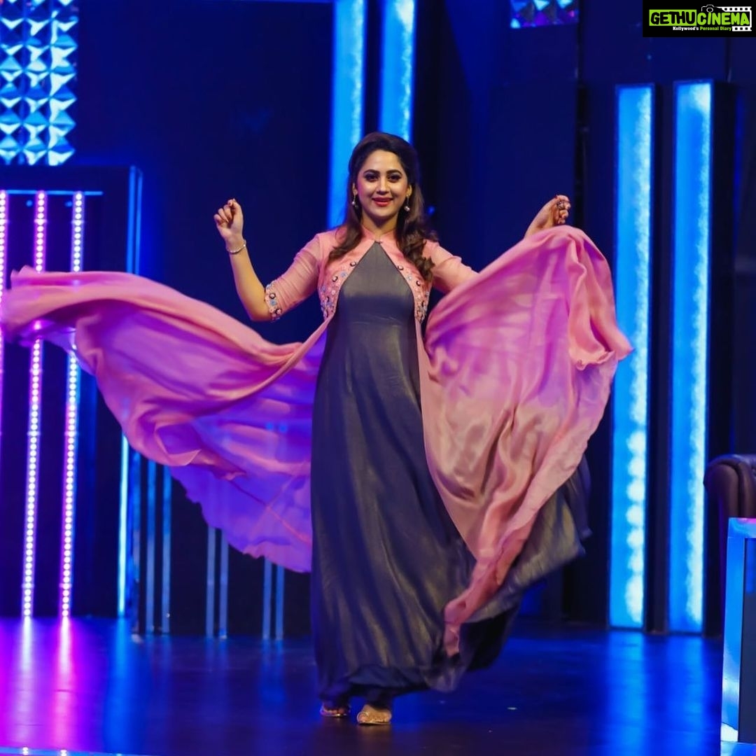 Miya George Instagram - Thank u @labelmdesigners for this lovely outfit. Few more minutes to go for today’s D5 Junior episode. Dnt Miss it 👯♀️💃 Makeup : Sudhakar Pic Courtesy: Umesh P Nair