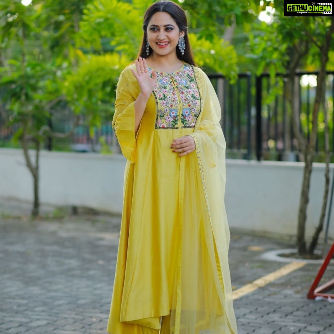 Miya George Instagram - Wearing my Fav 💛 This yellow salwar with detailed neck is from @labelmdesigners kochi 🥰😍 Makeup: sudhakar Pic courtesy: Umesh P Nair 3 leaf