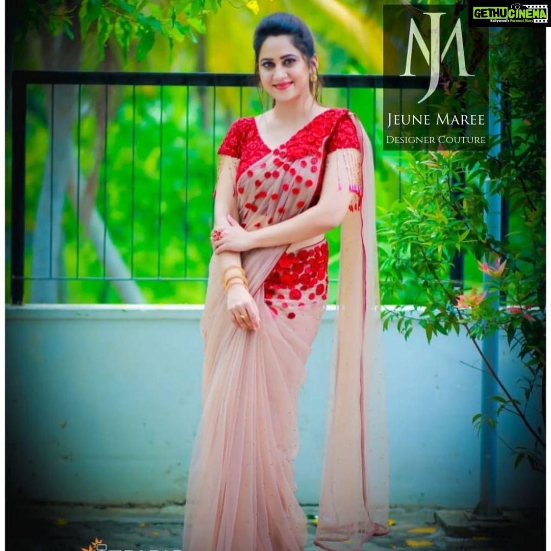 Miya George Instagram - In love with this beautiful saree❤️ Impressive detailing on blouse nd saree with red flowers nd beads works. Costume courtesy: @jeunemaree Pic courtesy: Umesh P Nair 3 leaf Mazhavil Manorama D5 Junior