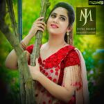 Miya George Instagram - In love with this beautiful saree❤️ Impressive detailing on blouse nd saree with red flowers nd beads works. Costume courtesy: @jeunemaree Pic courtesy: Umesh P Nair 3 leaf Mazhavil Manorama D5 Junior