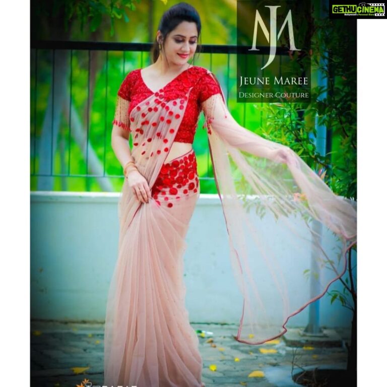 Miya George Instagram - In love with this beautiful saree❤️ Impressive detailing on blouse nd saree with red flowers nd beads works. Costume courtesy: @jeunemaree Pic courtesy: Umesh P Nair 3 leaf Mazhavil Manorama D5 Junior