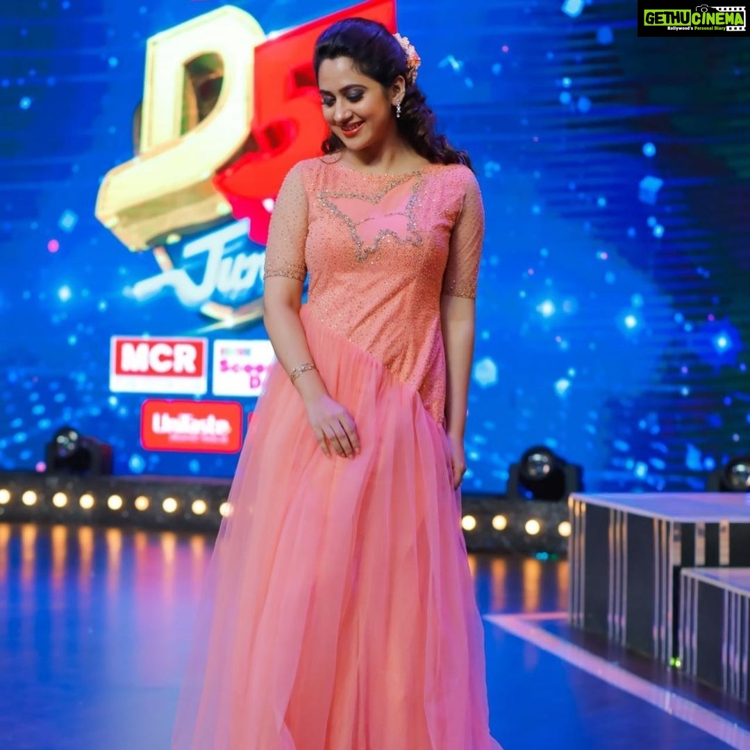 Miya George Instagram - Peach 🦋 Costume courtesy: @jeunemaree Makeup: sudhakar Pic courtesy: Umesh 3Leaf