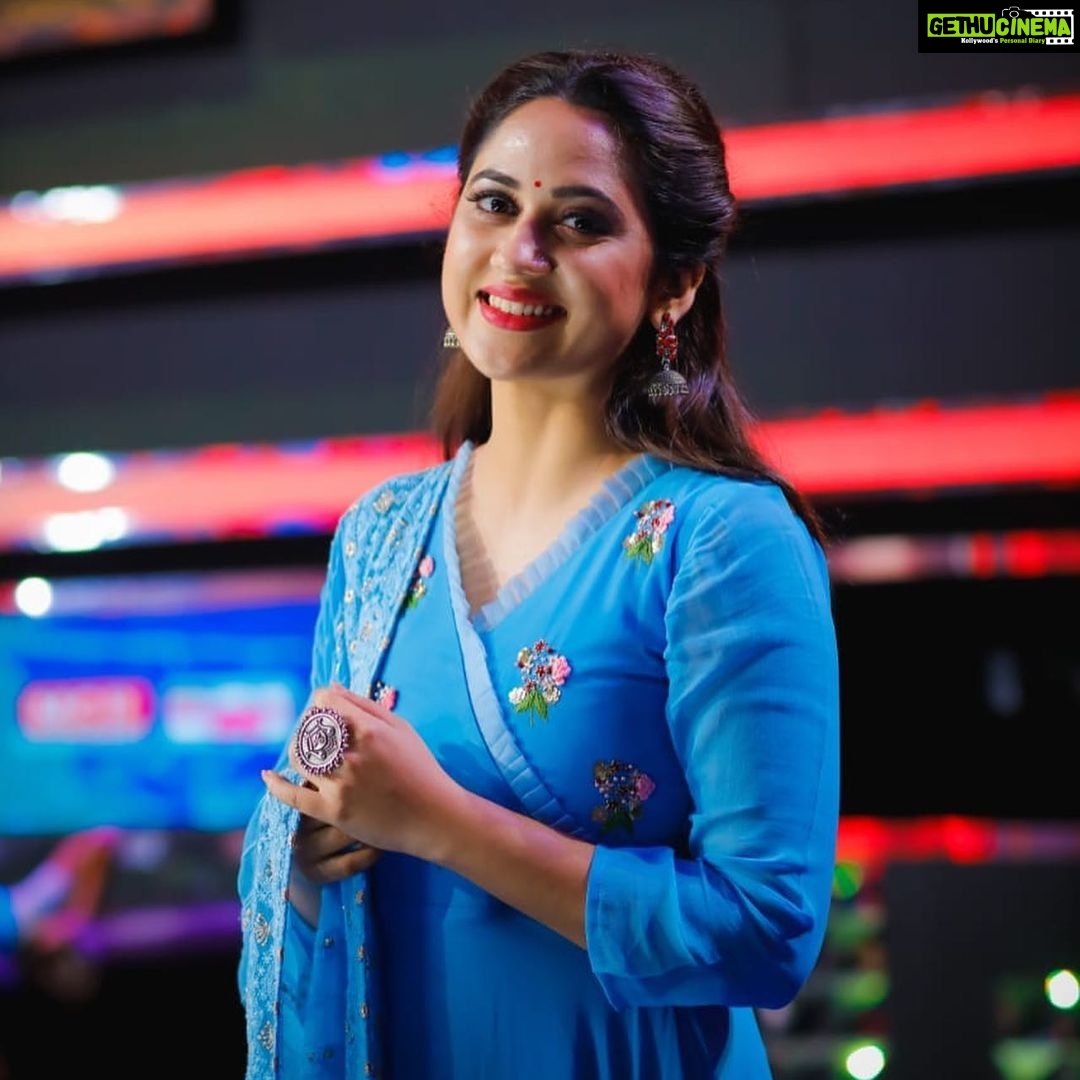 Miya George Instagram - Salwar, Bindi, traditional hairdo & jhumka. What else is needed to have an indian look. Lovely salwar from @labelmdesigners Kochi In ❤️ with this colour Makeup: Sudhakar Pic courtesy: Umesh 3 LEAF