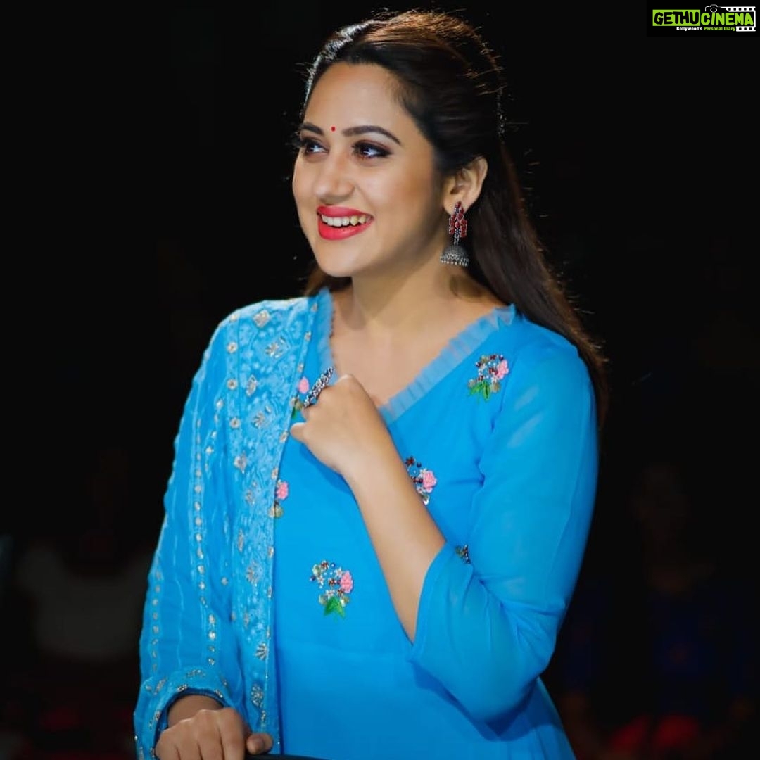 Miya George Instagram - Salwar, Bindi, traditional hairdo & jhumka. What else is needed to have an indian look. Lovely salwar from @labelmdesigners Kochi In ❤️ with this colour Makeup: Sudhakar Pic courtesy: Umesh 3 LEAF