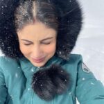 Mouni Roy Instagram - On top of the world, quite literally 🤍 #SunMoon-ing Apharwat Peak