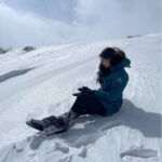 Mouni Roy Instagram - On top of the world, quite literally 🤍 #SunMoon-ing Apharwat Peak