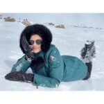 Mouni Roy Instagram - On top of the world, quite literally 🤍 #SunMoon-ing Apharwat Peak