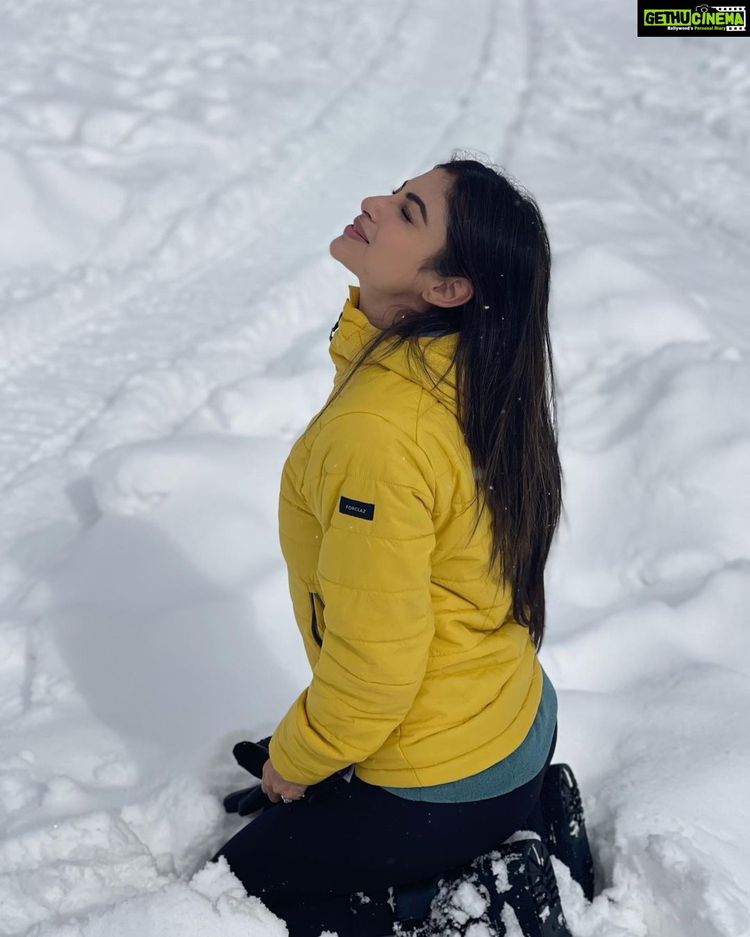Mouni Roy Instagram - ॐ ing on the mountain top!