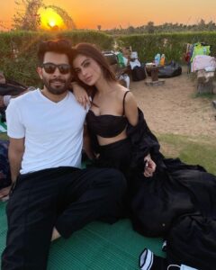 Mouni Roy Instagram - Err’yday is sooooo freaking fun with you ..
Happy love day baby 🎈🌹
@nambiar13