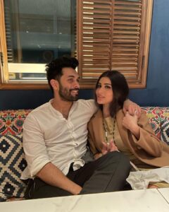Mouni Roy Instagram - Err’yday is sooooo freaking fun with you ..
Happy love day baby 🎈🌹
@nambiar13