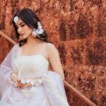 Mouni Roy Instagram - Morning Day 1🔆🔱 • • • Outfit my @anusoru Wedding planners : @neferrtitiweddings Decor & styling : @neferrtitiweddings Hospitality partner : @hiltongoaresort Filmmaking : @theweddingjournalsofindia Photography team : @priyamparikhpictures Hospitality management: @Bgc.event DJ: @dj_sharath Mehendi artist : @halimakhannizami Hilton Goa Resort