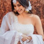 Mouni Roy Instagram - Morning Day 1🔆🔱 • • • Outfit my @anusoru Wedding planners : @neferrtitiweddings Decor & styling : @neferrtitiweddings Hospitality partner : @hiltongoaresort Filmmaking : @theweddingjournalsofindia Photography team : @priyamparikhpictures Hospitality management: @Bgc.event DJ: @dj_sharath Mehendi artist : @halimakhannizami Hilton Goa Resort