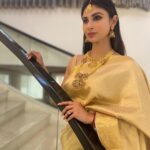 Mouni Roy Instagram – Home is where the heart is… ☺️
🏡♥️🔱
•
•
•

@ckcsons
@ckcjewellers 
@chaitucotha
📸 @nambiar13 Bangalore, India