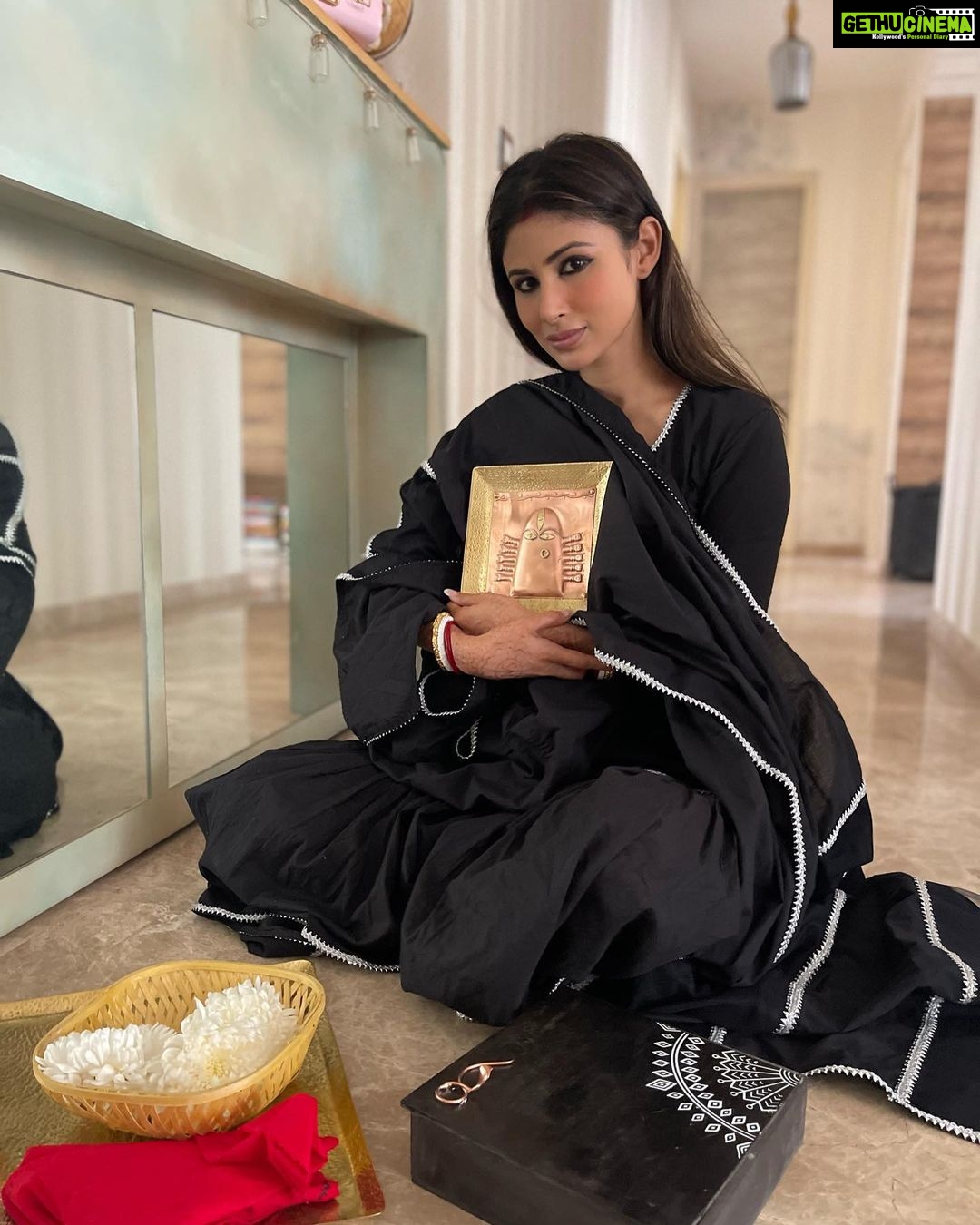 Mouni Roy Instagram - Over the moon 🌝 Thank you so much @sadhguru for your blessings…🔱 Grateful, thankful, blessed 🌙 ☀️ ⭐️