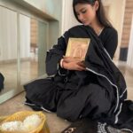 Mouni Roy Instagram - Over the moon 🌝 Thank you so much @sadhguru for your blessings…🔱 Grateful, thankful, blessed 🌙 ☀️ ⭐️