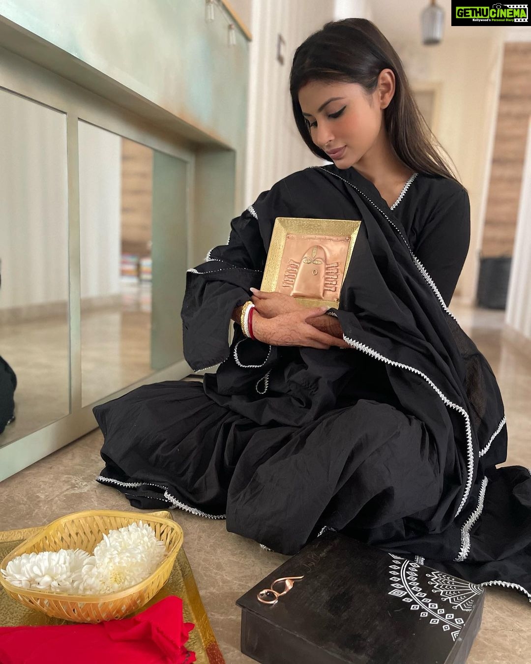 Mouni Roy Instagram - Over the moon 🌝 Thank you so much @sadhguru for your blessings…🔱 Grateful, thankful, blessed 🌙 ☀️ ⭐️