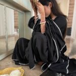 Mouni Roy Instagram - Over the moon 🌝 Thank you so much @sadhguru for your blessings…🔱 Grateful, thankful, blessed 🌙 ☀️ ⭐️