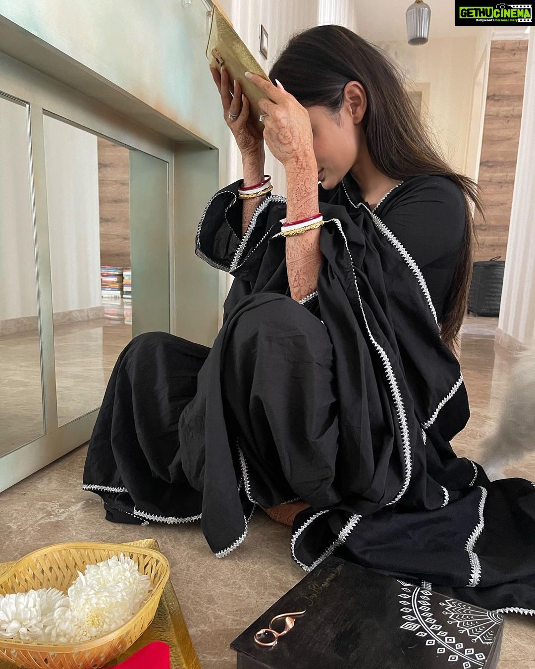 Mouni Roy Instagram - Over the moon 🌝 Thank you so much @sadhguru for your blessings…🔱 Grateful, thankful, blessed 🌙 ☀️ ⭐️