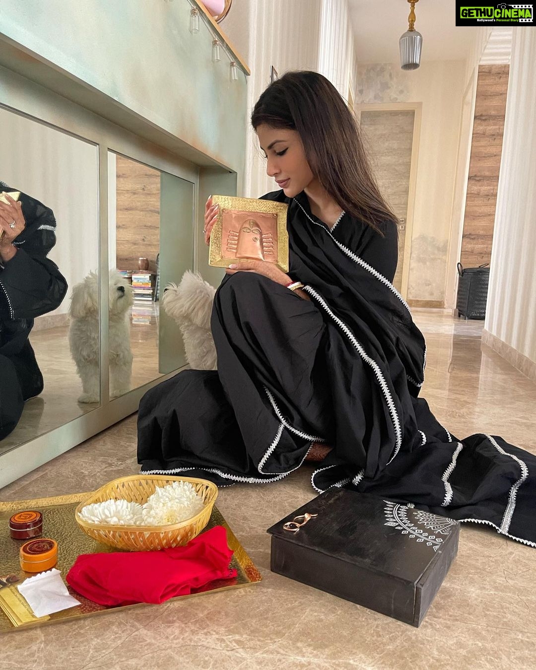 Mouni Roy Instagram - Over the moon 🌝 Thank you so much @sadhguru for your blessings…🔱 Grateful, thankful, blessed 🌙 ☀️ ⭐️