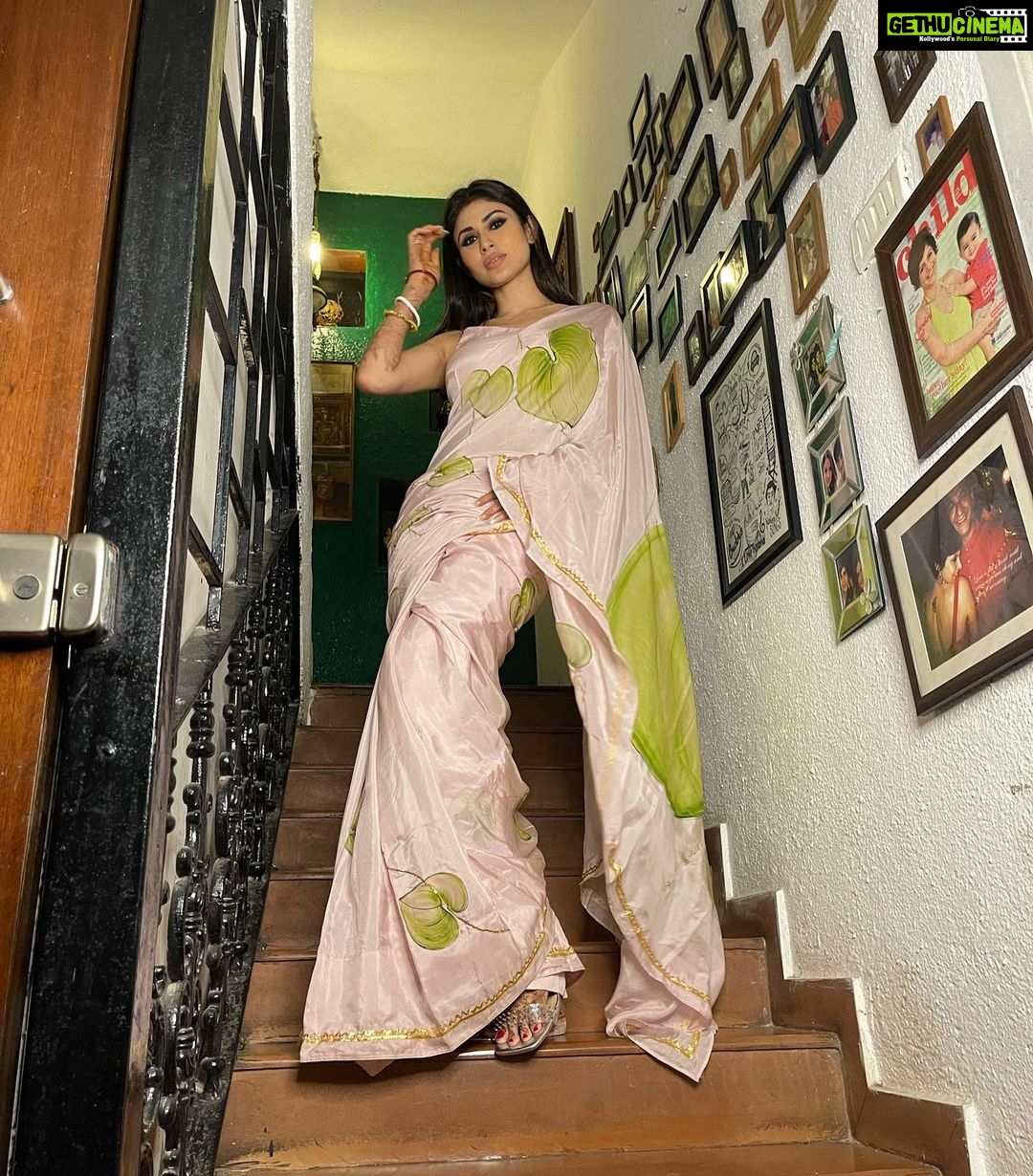 Mouni Roy Instagram - đ āĻāĻ āĻāϝāĻŧāĻāϝāĻŧ āĻĻā§āĻŦā§ āĻāϰāĻžāĻāϰ āϏāĻžāϰ⧠āĻā§āĻāϝā§āĻāĻļā§āĻāĻŋāϤ āĻŽā§āĻā§āϤāĻžāĻšāĻžāϰā§, āĻŦā§āύāĻžāϰāĻā§āĻāĻŋāϤ āĻĒā§āϏā§āϤāĻ āĻšāϏā§āϤ⧠āĻāĻāĻŦāϤ⧠āĻāĻžāϰāϤ⧠āĻĻā§āĻŦā§ āύāĻŽāĻšāϏā§āϤā§āϤā§āĨ¤āĨ¤ āύāĻŽāĻ āĻāĻĻā§āϰāĻāĻžāϞā§āϝ⧠āύāĻŽā§ āύāĻŋāϤā§āϝāĻ āϏāϰāϏā§āĻŦāϤā§āϝ⧠āύāĻŽā§ āύāĻŽāĻāĨ¤ āĻŦā§āĻĻ āĻŦā§āĻĻāĻžāĻā§āĻ āĻŦā§āĻĻāĻžāύā§āϤ āĻŦāĻŋāĻĻā§āϝāĻž āϏā§āĻšāĻžāύā§āĻā§āϝ āĻāĻŦ āĻāĨ¤ āĻāώ āϏ-āĻāύā§āĻĻāύ āĻĒā§āώā§āĻĒāĻŦāĻŋāϞā§āĻŦ āĻĒāϤā§āϰāĻžāĻā§āĻāϞāĻŋ āϏāϰāϏā§āĻŦāϤ⧠āύāĻŽāĻāĨ¤āĨ¤ Wishing everyone a very happy Saraswati Pujo and Basant panchami đ đ¸ @rahuldid
